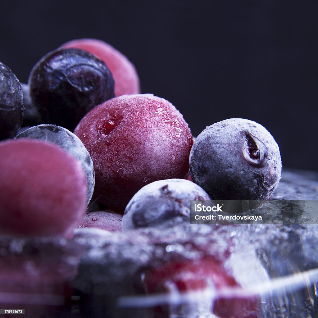 Kalte Beeren mit Eis plat, auf schwarzem Hintergrund - Lizenzfrei Abnehmen Stock-Foto