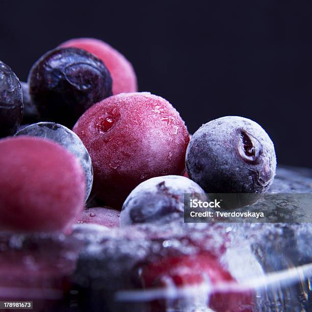 Kalte Beeren Mit Eis Plat Auf Schwarzem Hintergrund Stockfoto und mehr Bilder von Abnehmen