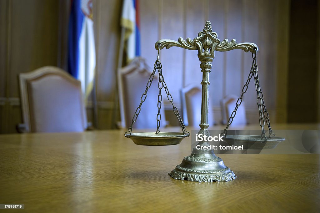 Decorativa Balança da Justiça na Sala de Tribunal - Foto de stock de Antiguidade royalty-free