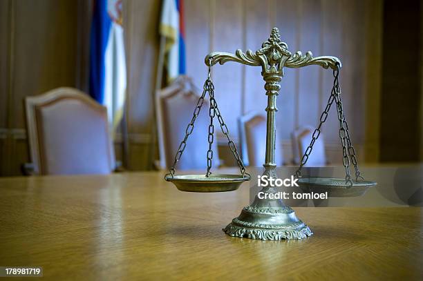 Foto de Decorativa Balança Da Justiça Na Sala De Tribunal e mais fotos de stock de Antiguidade - Antiguidade, Autoridade, Balança