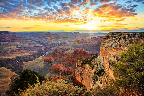 horizontale blick auf die berühmte grand canyon bei sonnenaufgang - grand canyon stock-fotos und bilder