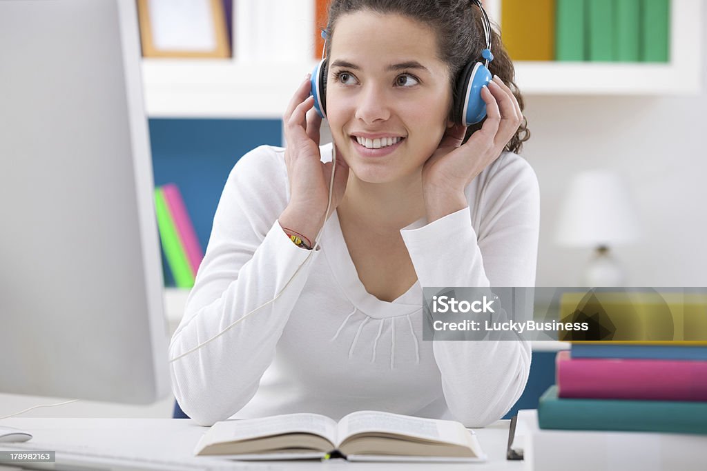 Adolescente Menina ouvindo música - Foto de stock de Adolescente royalty-free