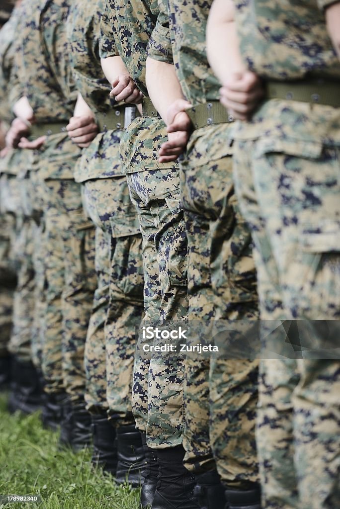 Soldaten in militärischen camouflage-Outfit in Armee formation - Lizenzfrei Armeehelm Stock-Foto