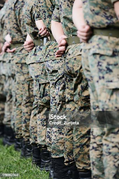 Soldaten In Militärischen Camouflageoutfit In Armee Formation Stockfoto und mehr Bilder von Armeehelm
