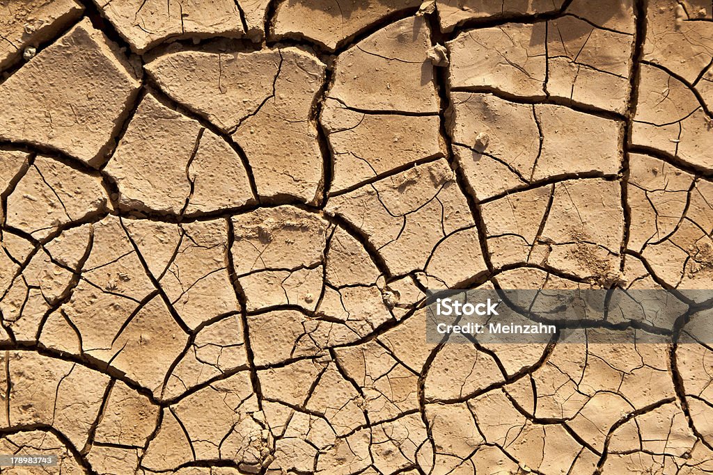 Agrietado textura de tierra seca - Foto de stock de Abstracto libre de derechos