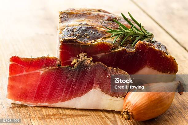 Deliciosos Fatias De Italiano Speck - Fotografias de stock e mais imagens de Carne - Carne, Carne de Porco, Comida