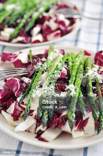 Saudável Com Salada De Chicória Couve Rouxa E Espargos - Fotografias de stock e mais imagens de Alface