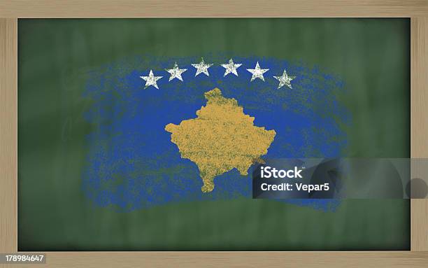 Photo libre de droit de Flag Of Kosovo On Blackboard Painted With Chalk banque d'images et plus d'images libres de droit de Apprentissage - Apprentissage, Crayon pastel, Croissant - Forme