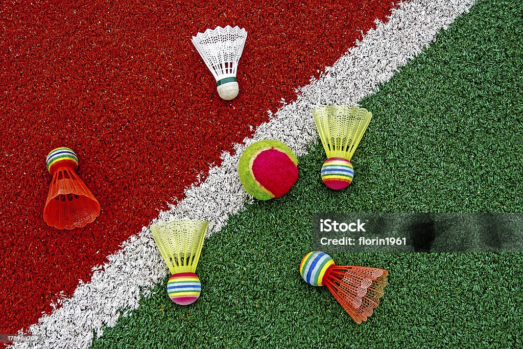 Bola de tenis & shuttlecocks de bádminton - Foto de stock de Aire libre libre de derechos