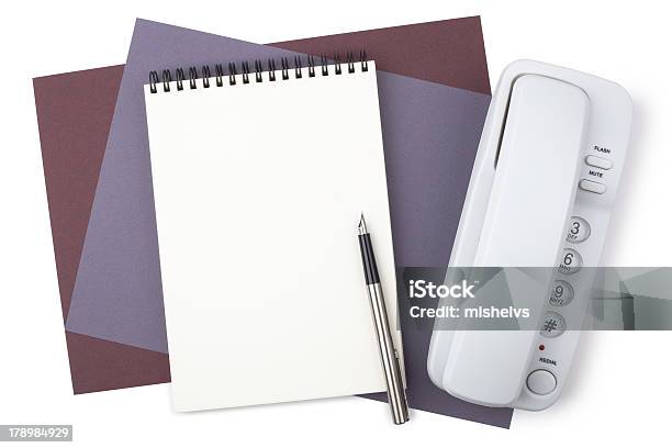 Notebook Füllfederhalter Und Telefon Auf Strukturierten Papier Stockfoto und mehr Bilder von Am Rand