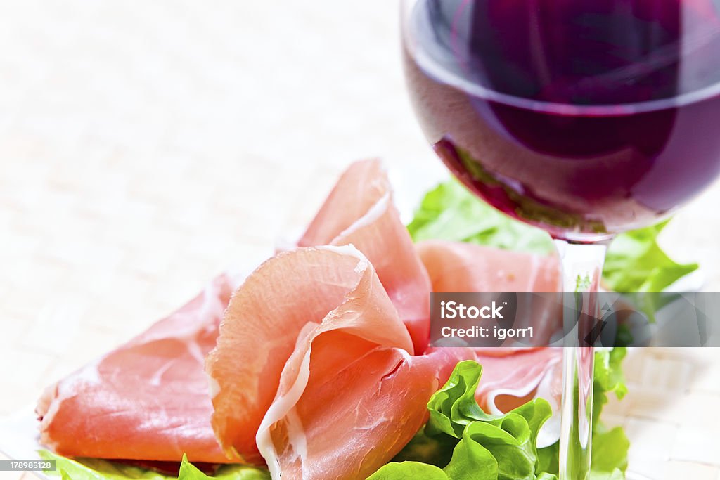 Vino rosso e prosciutto - Foto stock royalty-free di Alchol