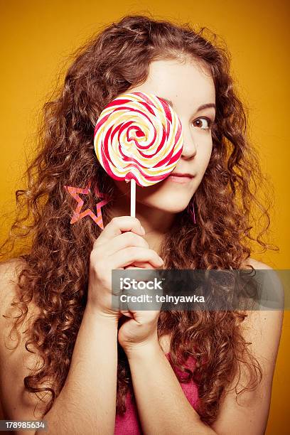 Foto de Mulher Jovem Feliz Com Pirulito e mais fotos de stock de Adulto - Adulto, Amarelo, Cabelo Crespo