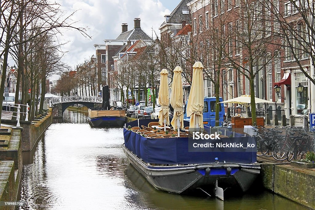 Restaurantes en el canal de Delft en temprano en la mañana - Foto de stock de Actividades recreativas libre de derechos