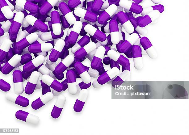 Purpurowe I Białe Tabletki Tle - zdjęcia stockowe i więcej obrazów Antybiotyk - Antybiotyk, Bez ludzi, Biały