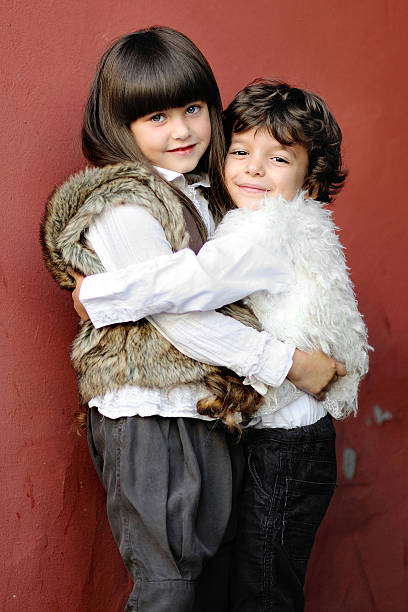 portret mały chłopiec i dziewczynka na zewnątrz w jesień - couple autumn fashion male beauty zdjęcia i obrazy z banku zdjęć