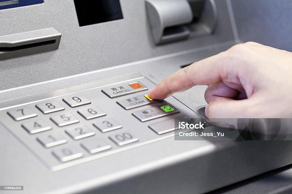 Mão Humana com Máquina de ATM - Royalty-free Acessibilidade Foto de stock