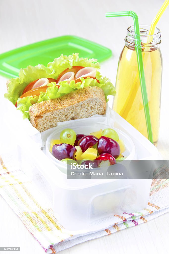 Bento Mittagessen Kind in der Schule, box mit sandwich und frischem Obst - Lizenzfrei Gesunde Ernährung Stock-Foto