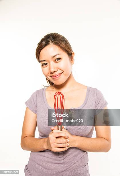 Mujer Asiática Con Batidor Foto de stock y más banco de imágenes de Adulto - Adulto, Agarrar, Ama de casa