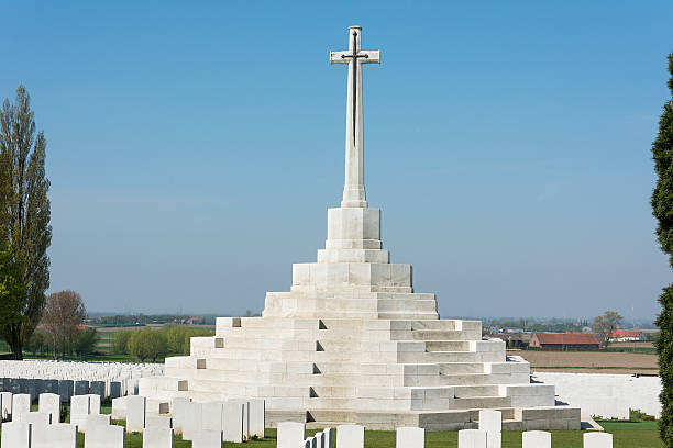 tyne cot comunidade memorial perto de ypres - flanders war grave war memorial imagens e fotografias de stock