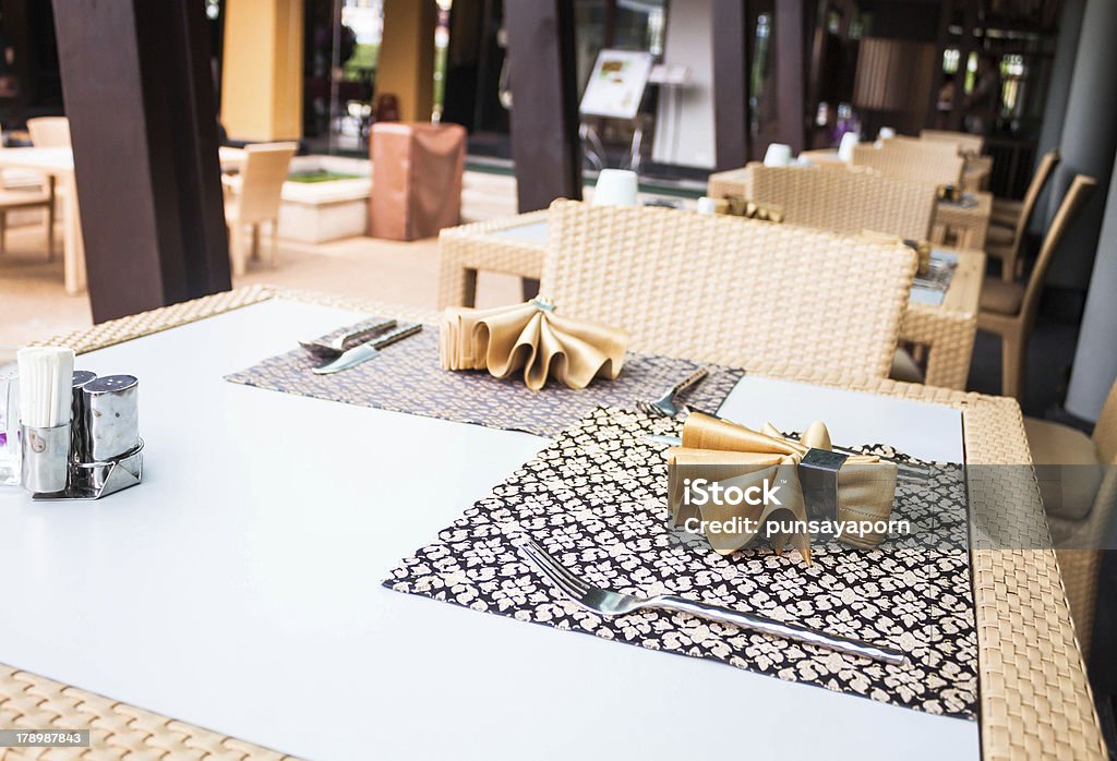 Ouvert la salle à manger avec une table de style oriental - Photo de A la mode libre de droits