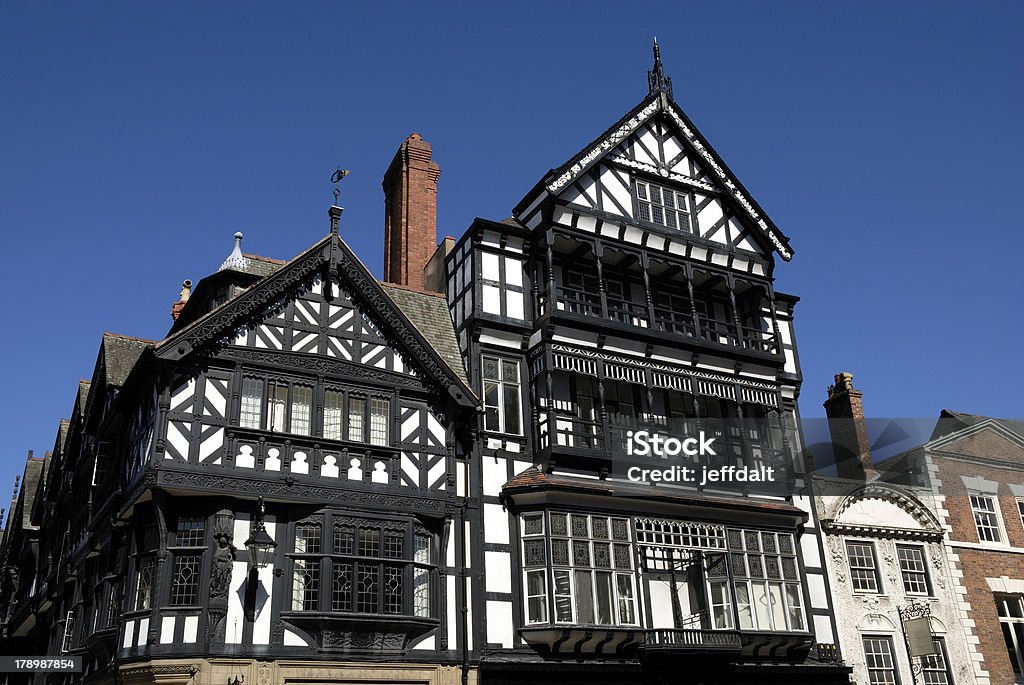 Tudor bianco e nero di edifici - Foto stock royalty-free di Antico - Condizione