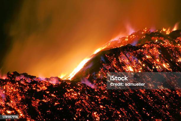 Colina De Fuego Foto de stock y más banco de imágenes de Abono - Abono, Fuego, Mantillo