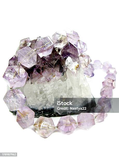 Amethyst Géode Geologischen Kristalle Und Jewelery Perlen Stockfoto und mehr Bilder von Abstrakt