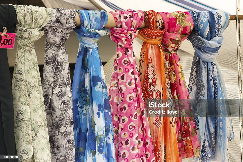 Farbiger Schal in einem Marktstand - Lizenzfrei Baumwolle Stock-Foto
