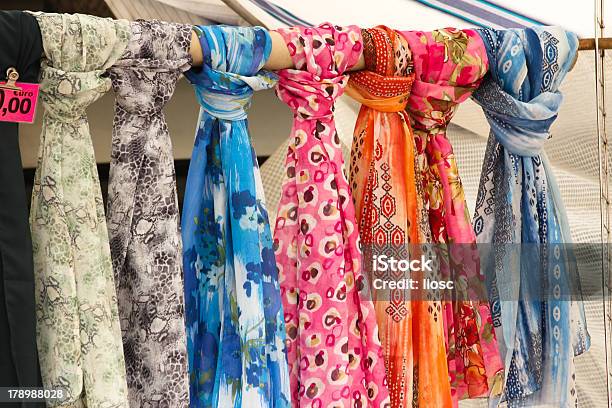 Farbiger Schal In Einem Marktstand Stockfoto und mehr Bilder von Baumwolle - Baumwolle, Einzelhandel - Öffentliches Gebäude, Farbbild