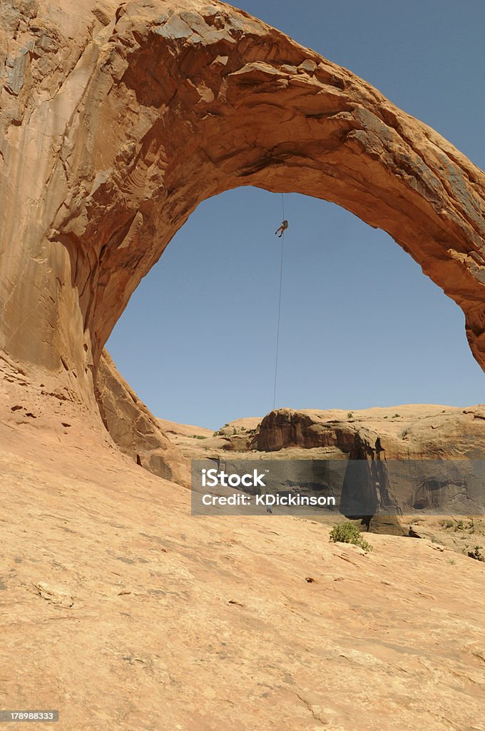 Rock alpinista in Formazione rocciosa Corona Arch - Foto stock royalty-free di Ambientazione esterna