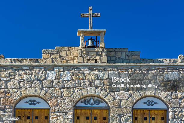 Kreuz Auf Einer Alten Kirche Mit Bell Tower Stockfoto und mehr Bilder von Fotografie - Fotografie, Glocke, Horizontal