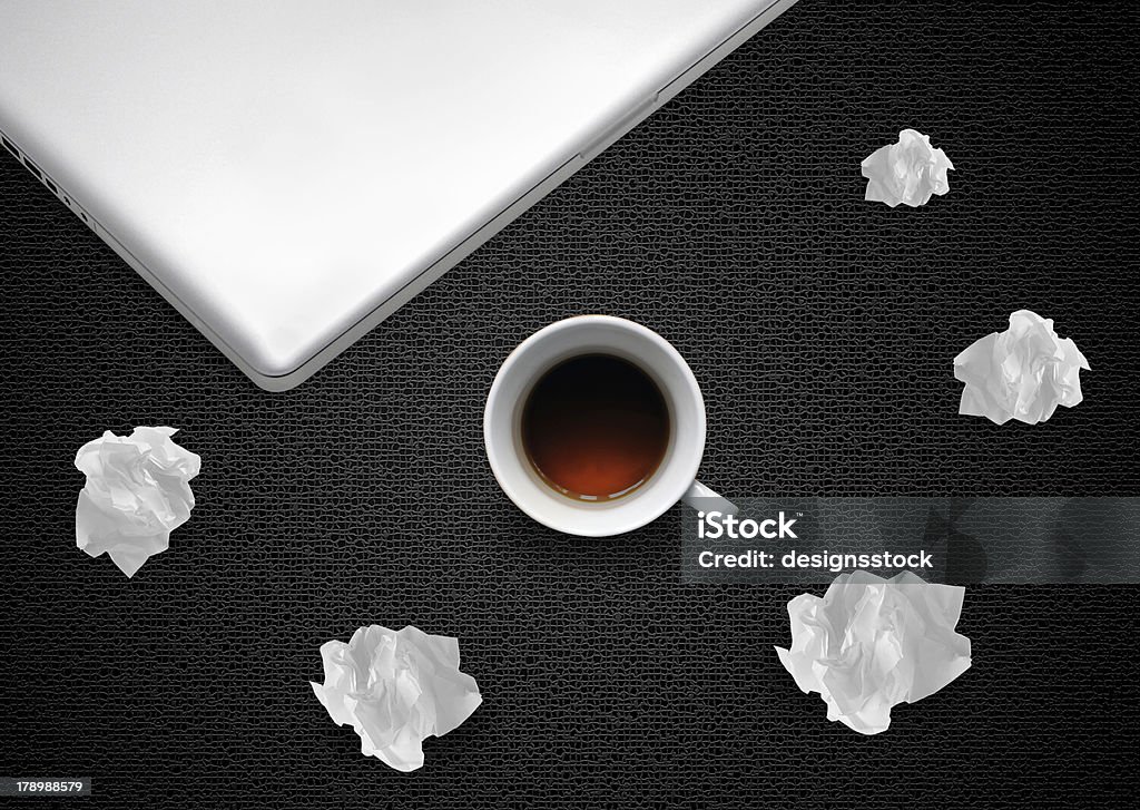 Скомканный документы и кофе - Стоковые фото Беспроводная технология роялти-фри