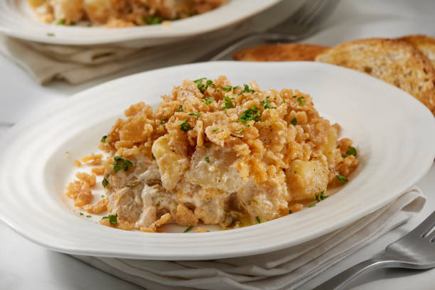 käseiger rösti-auflauf - kartoffelauflauf stock-fotos und bilder