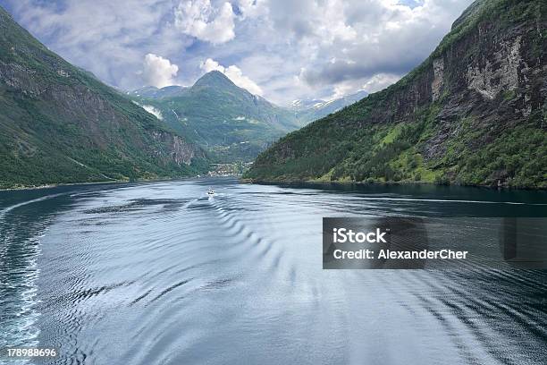 Vista De Geirangerfjord Geirangernoruega De Escandinavia Foto de stock y más banco de imágenes de Agua