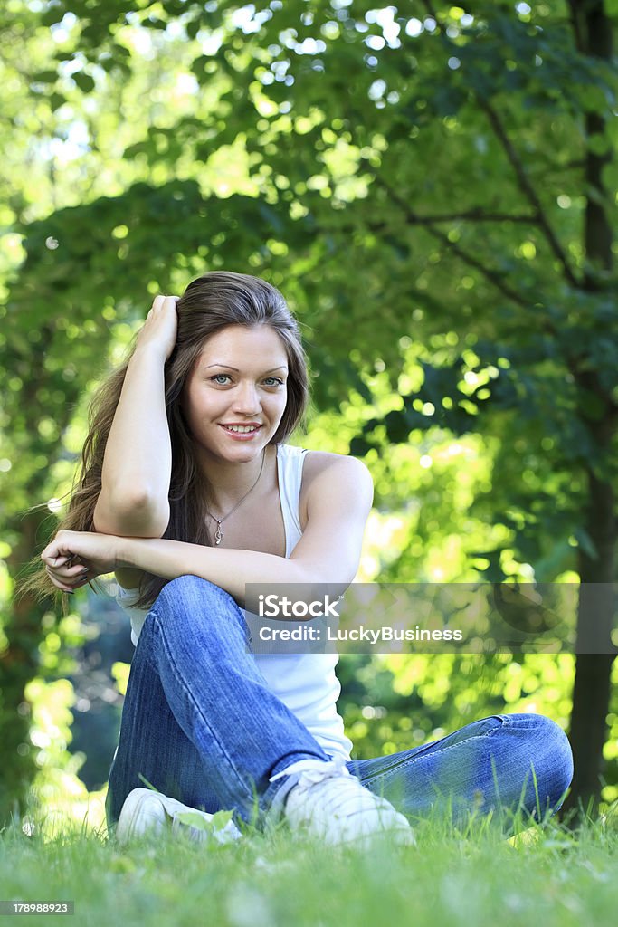 Jovem mulher relaxante ao ar livre - Foto de stock de Adolescente royalty-free