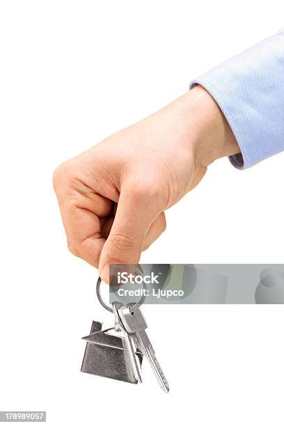 Masculino Mão Segurando As Chaves Em Um Portachaves - Fotografias de stock e mais imagens de Adulto