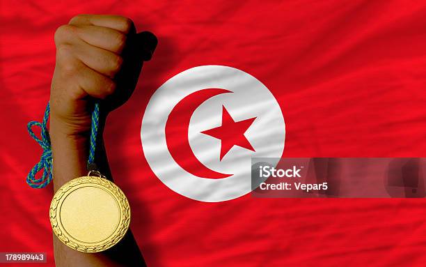 Medaglia Doro Per Lo Sport E La Bandiera Nazionale Della Tunisia - Fotografie stock e altre immagini di Bandiera