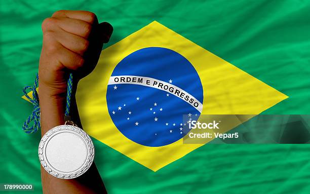 Medalla De Plata Para El Deporte Y La Bandera Nacional De Brasil Foto de stock y más banco de imágenes de Bandera