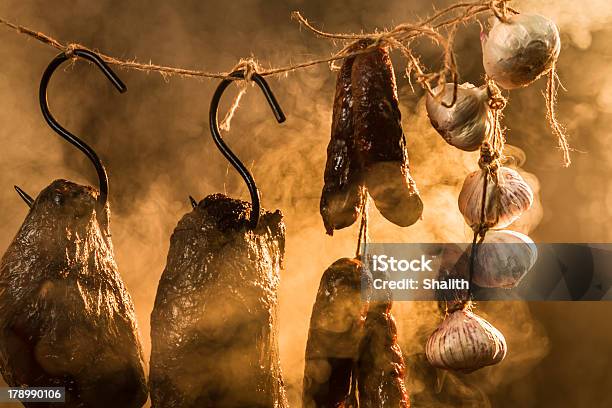 Salsicha Presunto E Alho Em Smokehouse Feito Em Casa - Fotografias de stock e mais imagens de Abundância