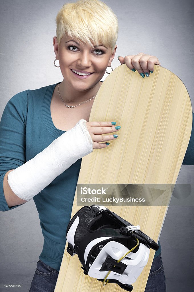 snowboarder com o braço do cast - Foto de stock de Acidente royalty-free