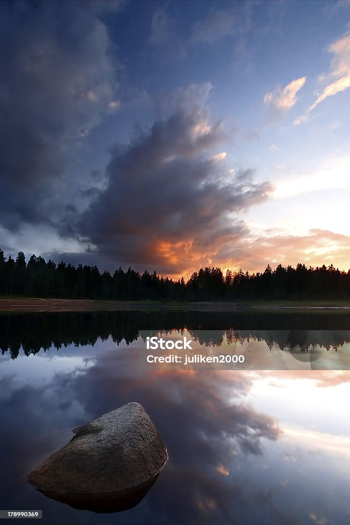 Tranquillo lago al tramonto con rock - Foto stock royalty-free di Acqua