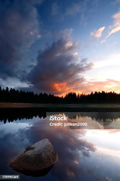 Tranquillo Lago Al Tramonto Con Rock - Fotografie stock e altre immagini di Acqua - Acqua, Ambientazione esterna, Ambientazione tranquilla