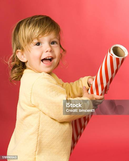 Niño Pequeño Con Envoltura De Navidad Foto de stock y más banco de imágenes de 12-17 meses - 12-17 meses, 18-23 meses, Agarrar