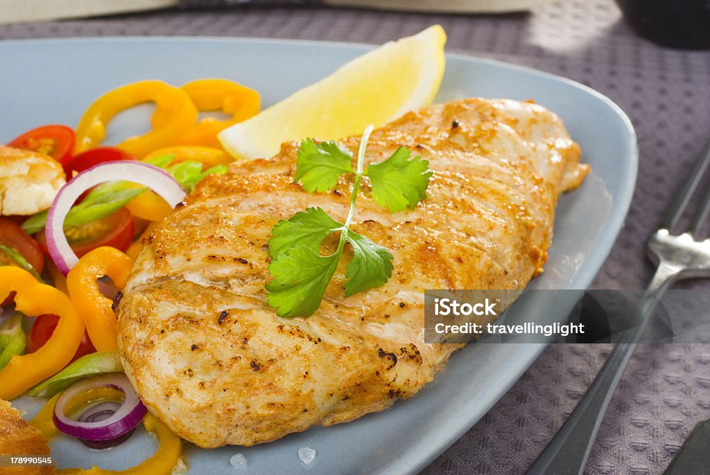 Pikant gegrilltem Hähnchen und Salat - Lizenzfrei Currypulver Stock-Foto