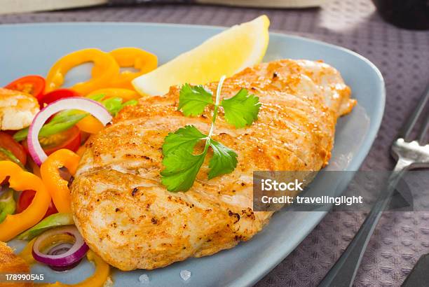 Pikant Gegrilltem Hähnchen Und Salat Stockfoto und mehr Bilder von Currypulver - Currypulver, Gegrillt, Huhn - Geflügelfleisch