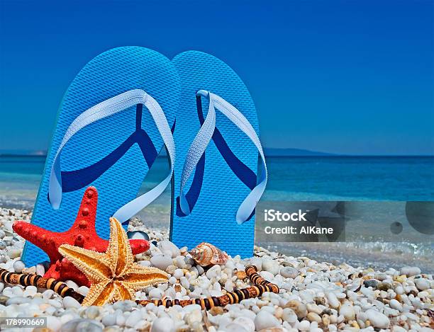 Blue Sandalen Für Kieselsteine Stockfoto und mehr Bilder von Badelatsche - Badelatsche, Blau, Bucht