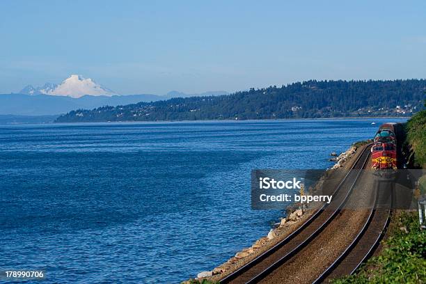 Pociąg Na Torach Przechodząc Przez Ocean Spokojny Mount Baker Tle - zdjęcia stockowe i więcej obrazów Fotografika