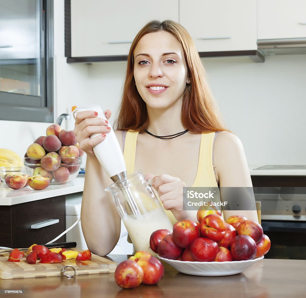 여자 요리요 유제품 음료를 nectarines 주방에서 - 로열티 프리 20-29세 스톡 사진
