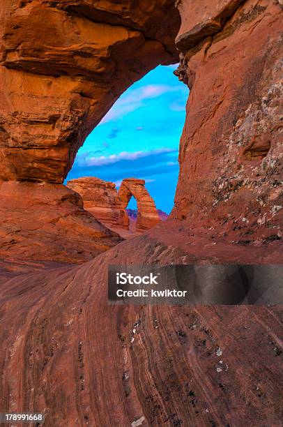 Foto de Delicate Arch Emoldurada Por Outro e mais fotos de stock de Arco natural - Arco natural, Azul, Delicate Arch