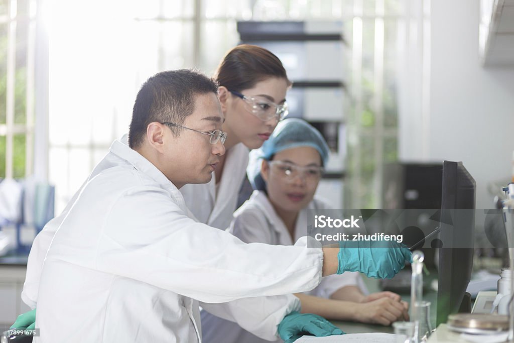 Os cientistas que trabalham no laboratório. - Royalty-free ADN Foto de stock